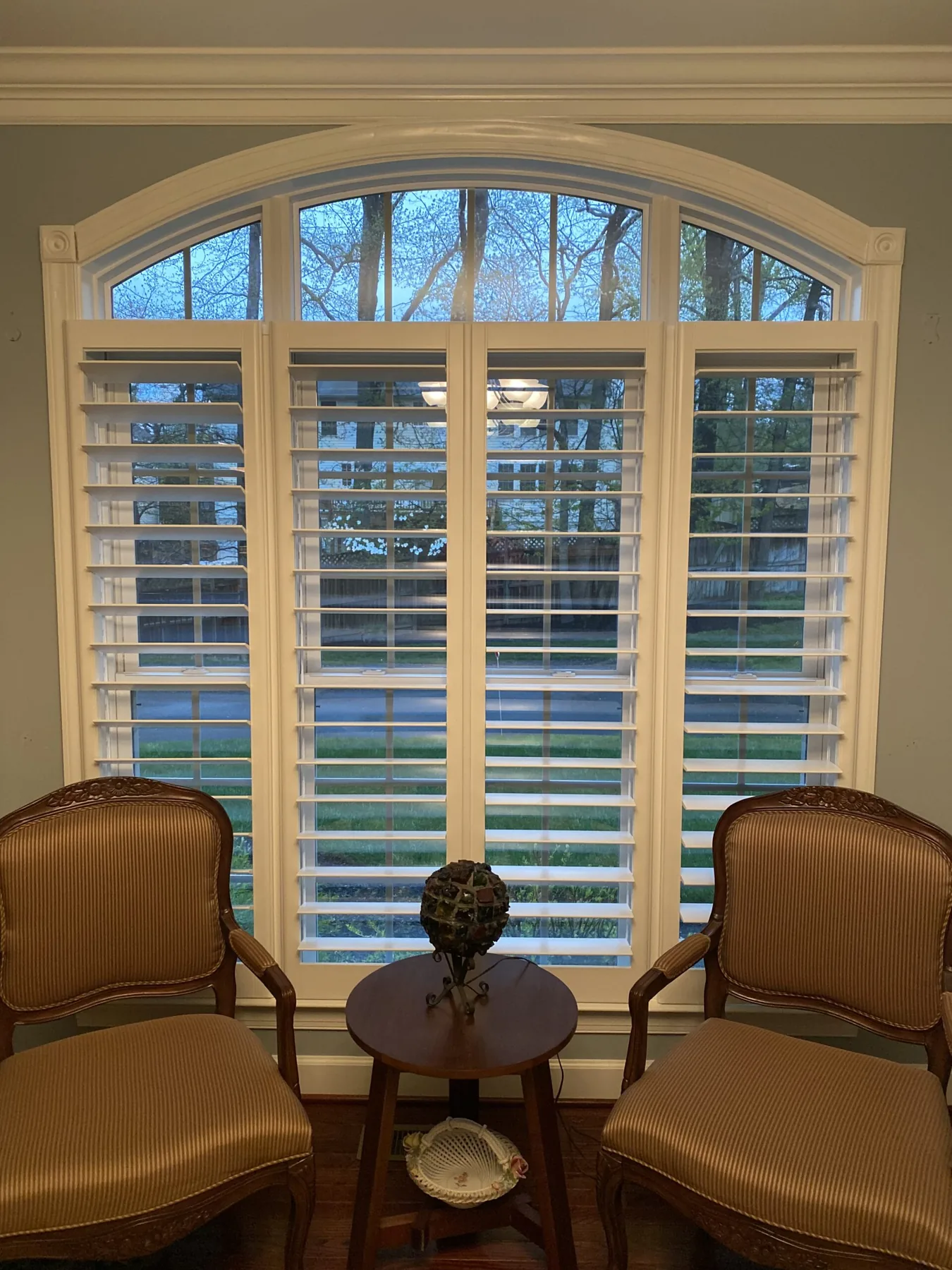 Softedge with hidden tilt rod